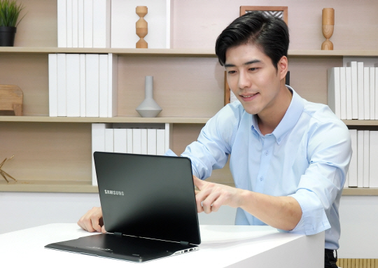 삼성전자 모델이 2016년 프리미엄 투인원 노트북 '삼성 노트북 9 스핀' 을 선보이고 있다. <삼성전자 제공>